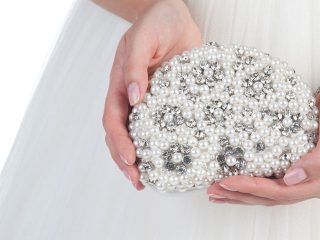 La borsa della sposa: meglio un modello elegante o... sbarazzino?