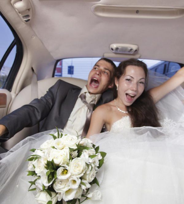 Noi due, il giorno delle nozze, in Limousine e... tante foto insieme all’auto degli sposi