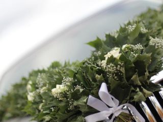 Grazie ai fiori del matrimonio si può dare un tocco romantico, anche al cofano di una fuoriserie