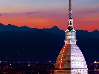Il centro di Torino, un set per le foto serali di un matrimonio suggestivo
