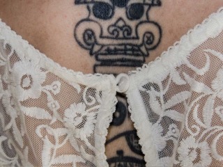 Abito da sposa, tatuaggio e piercing: a Bologna piace anche così