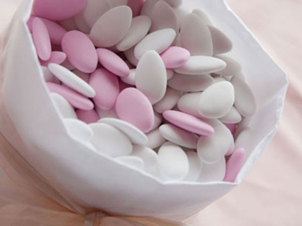 Confettata in omaggio per gli sposi che si affidano a Fantàsia per il gran giorno delle nozze