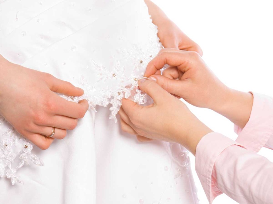 Gli ultimi ritocchi per il vostro abito abito da sposa, il più importante