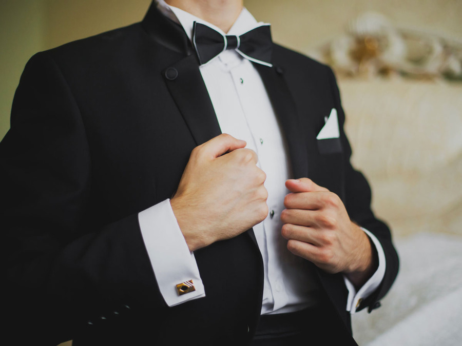 Uno sposo elegante anche con sciarpa, guanti e cappotto