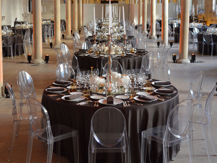 Sedute di design in un ricevimento dal gusto creativo e dal carattere innovativo