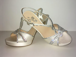 ' .  addslashes(Unique by Lara Riondato) . '